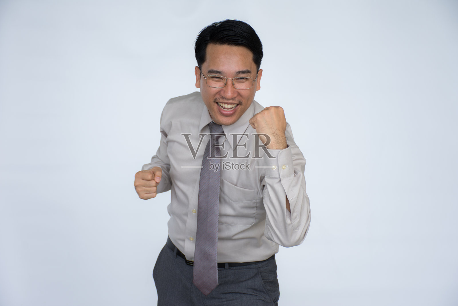 成功快乐的商人用他握紧的拳头欢呼照片摄影图片