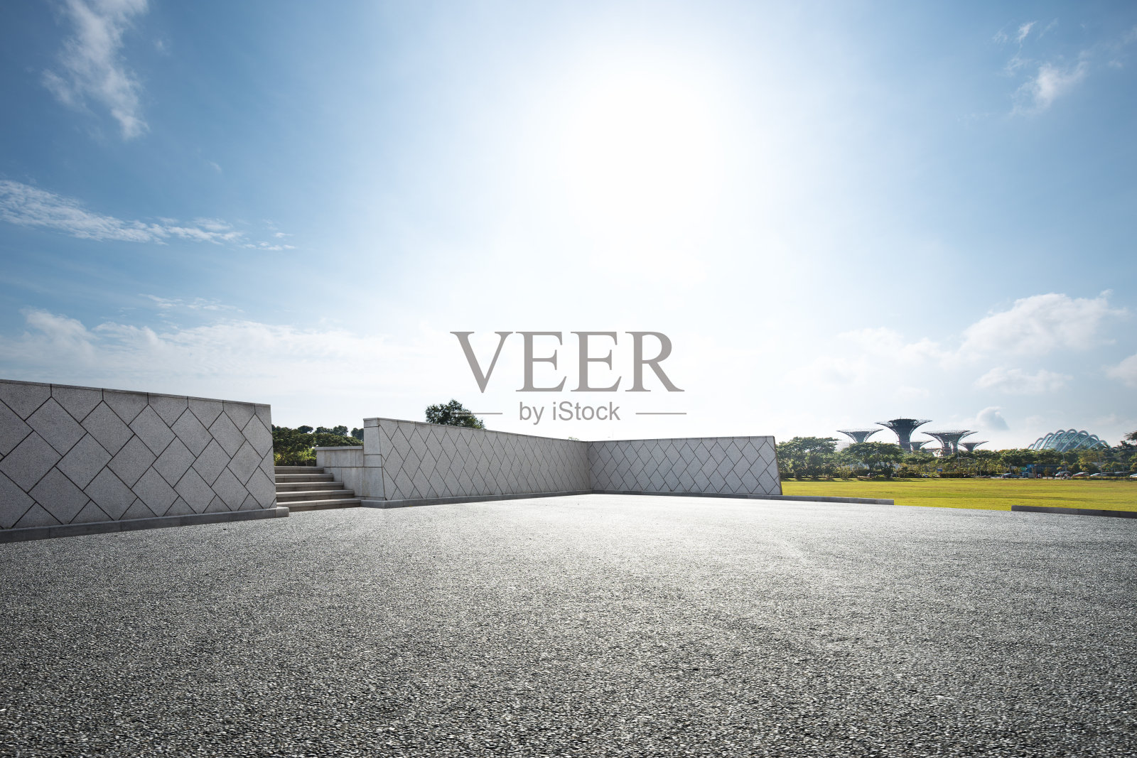 空旷的道路，靠近蓝天的草原照片摄影图片