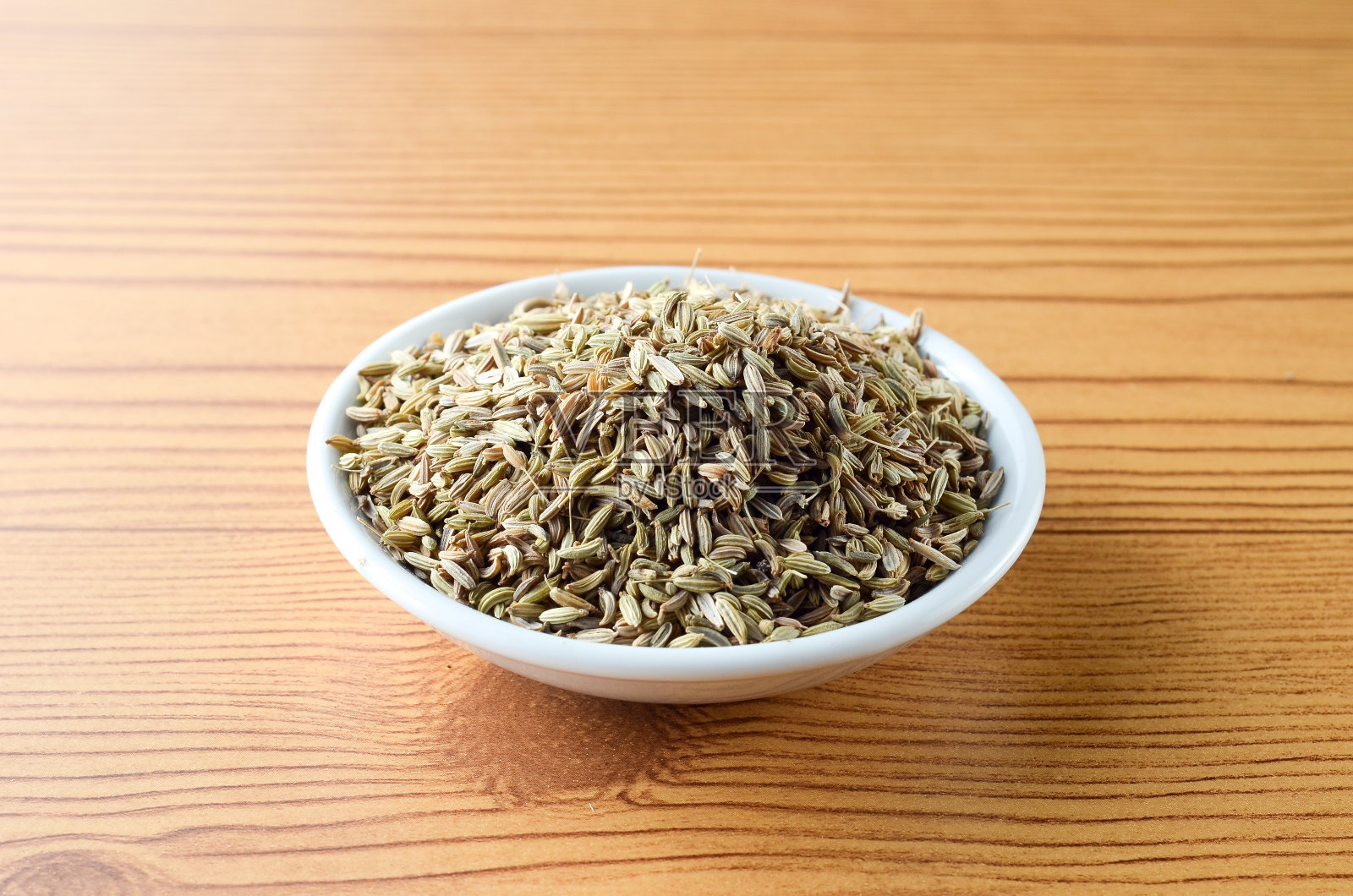 白碗里的大料香料，木质背景照片摄影图片