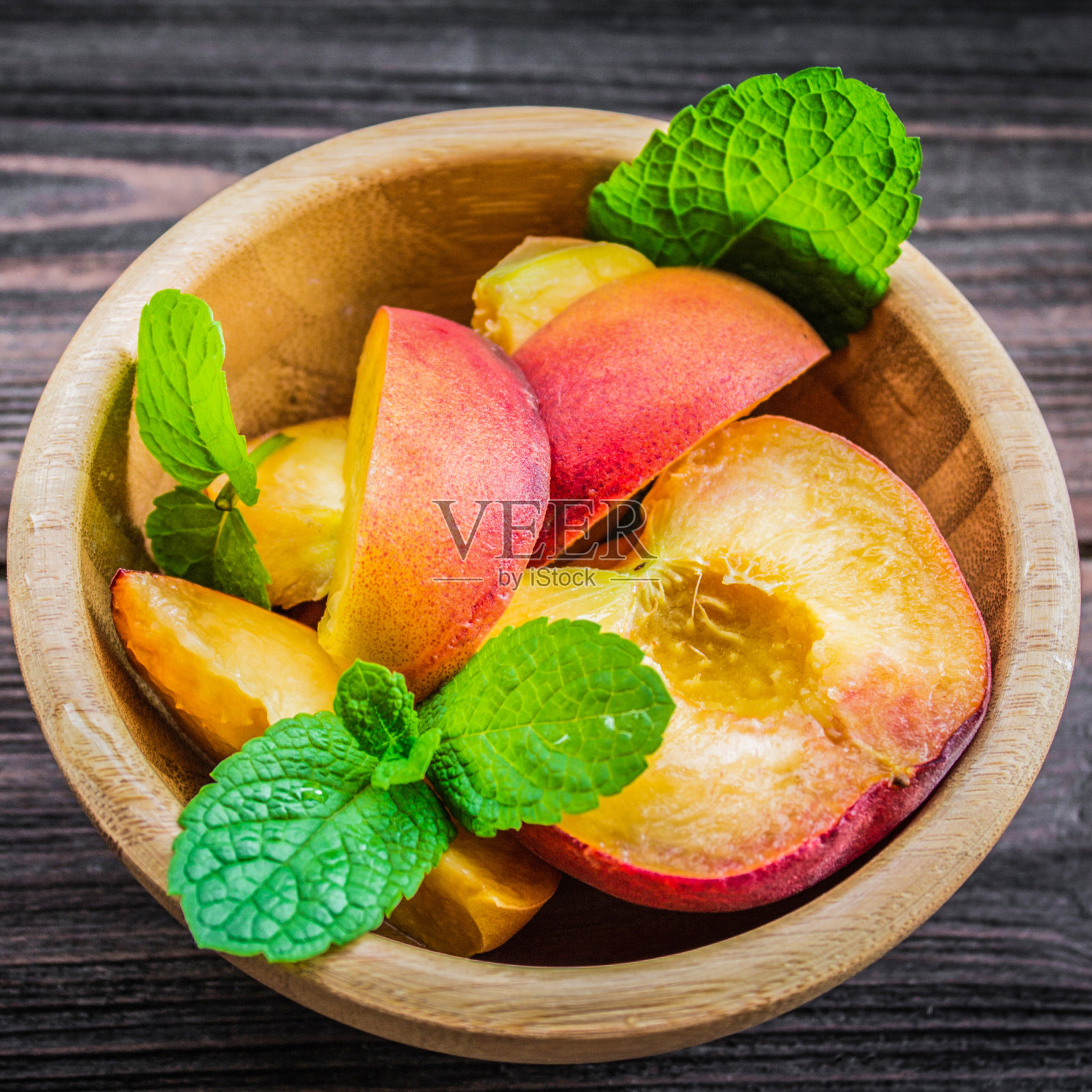 木背景上的桃子盘照片摄影图片