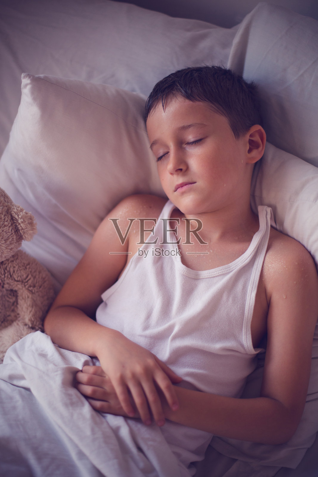 孩子发烧照片摄影图片