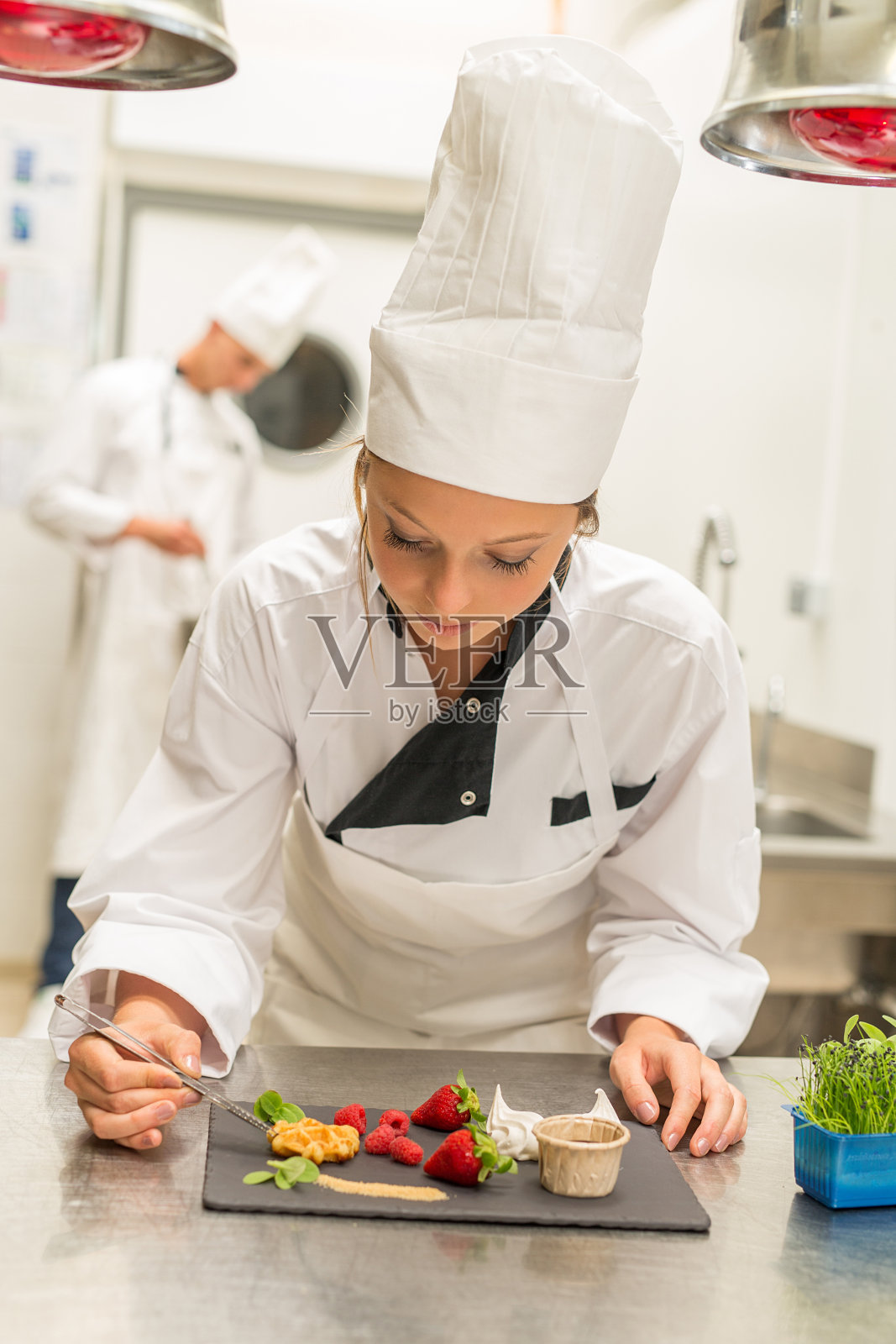女厨师在餐厅里准备甜点、糕点照片摄影图片