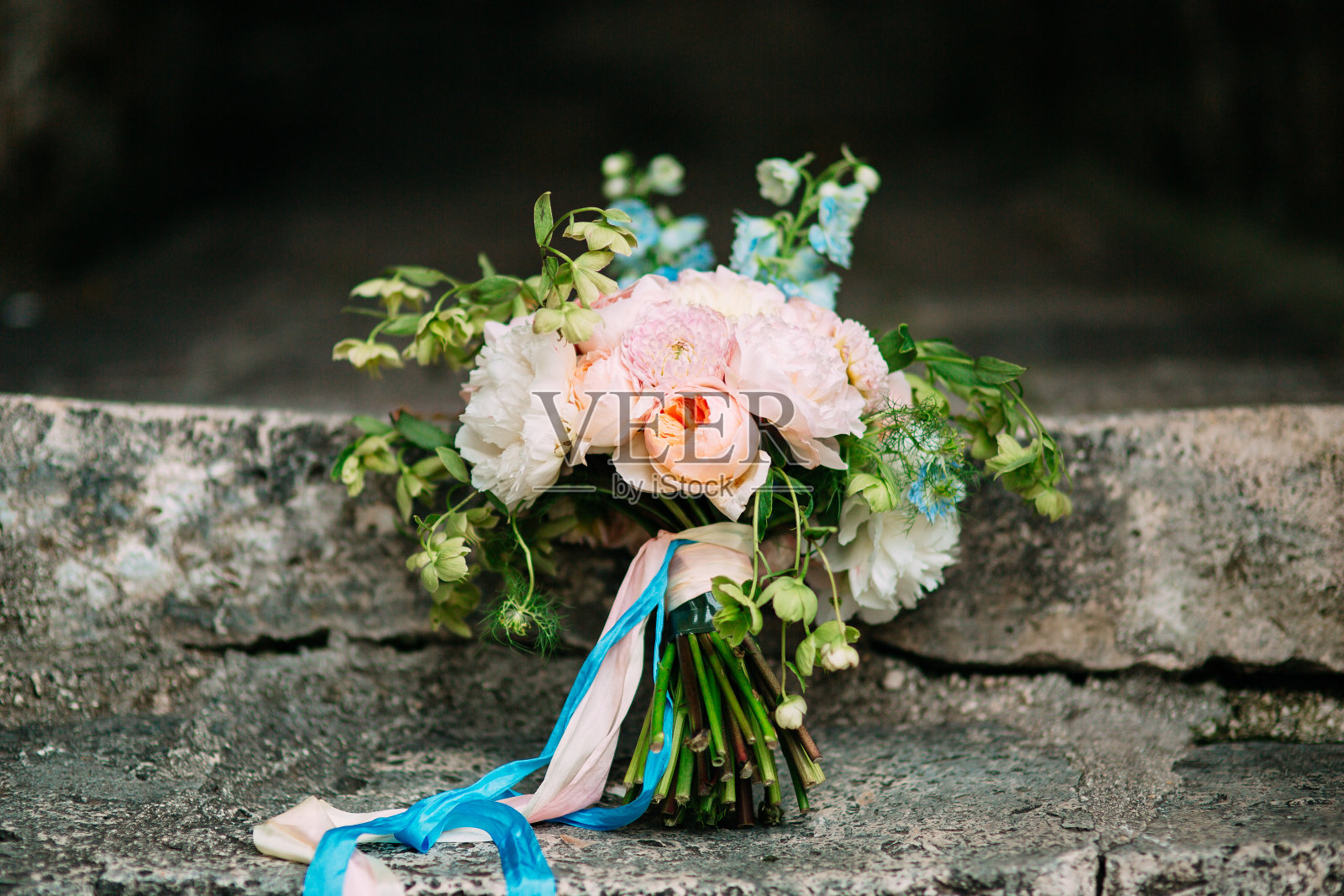 婚礼上的牡丹花束。婚礼在黑山照片摄影图片