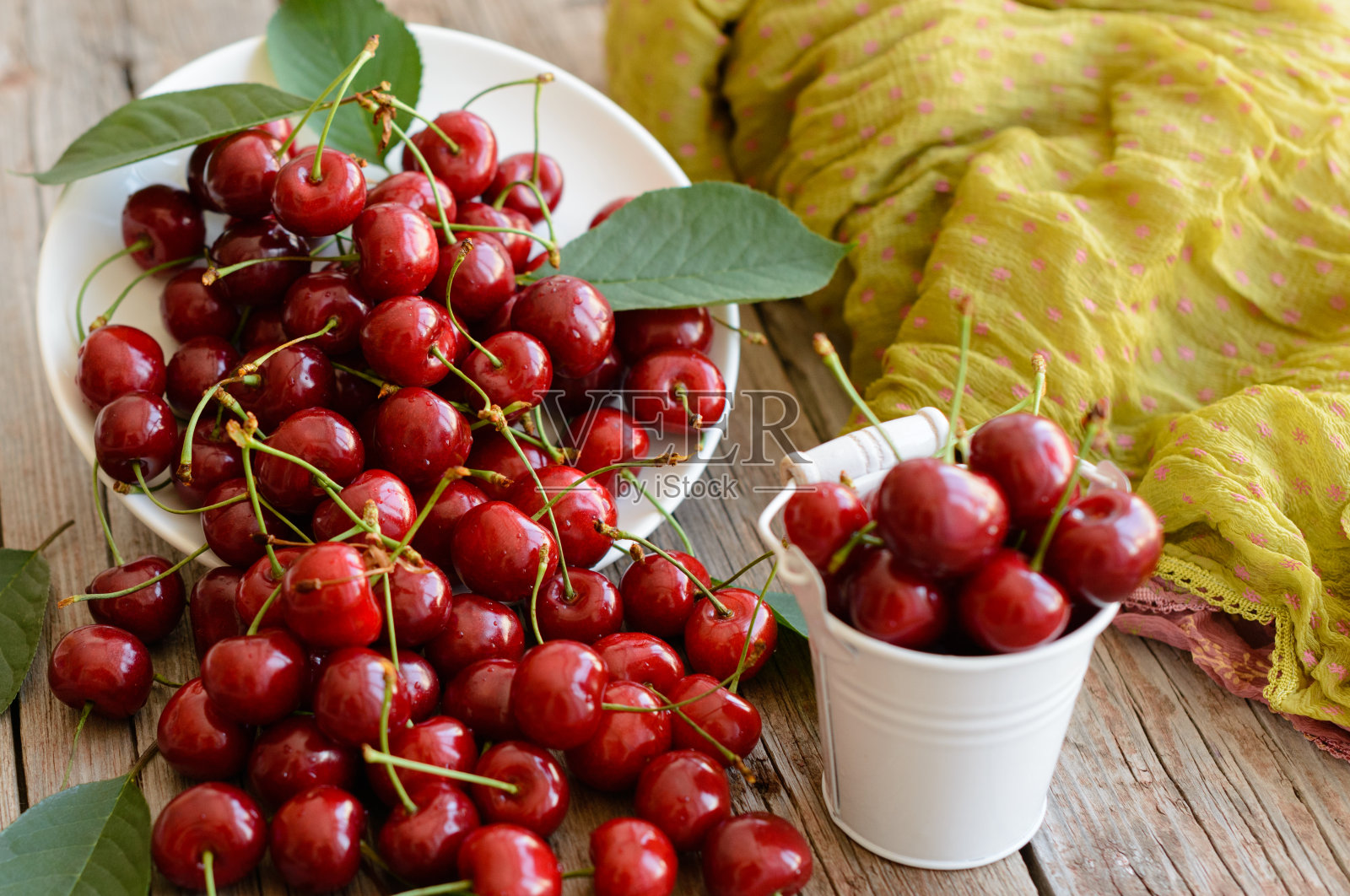 成熟的浆果放在木桌上照片摄影图片