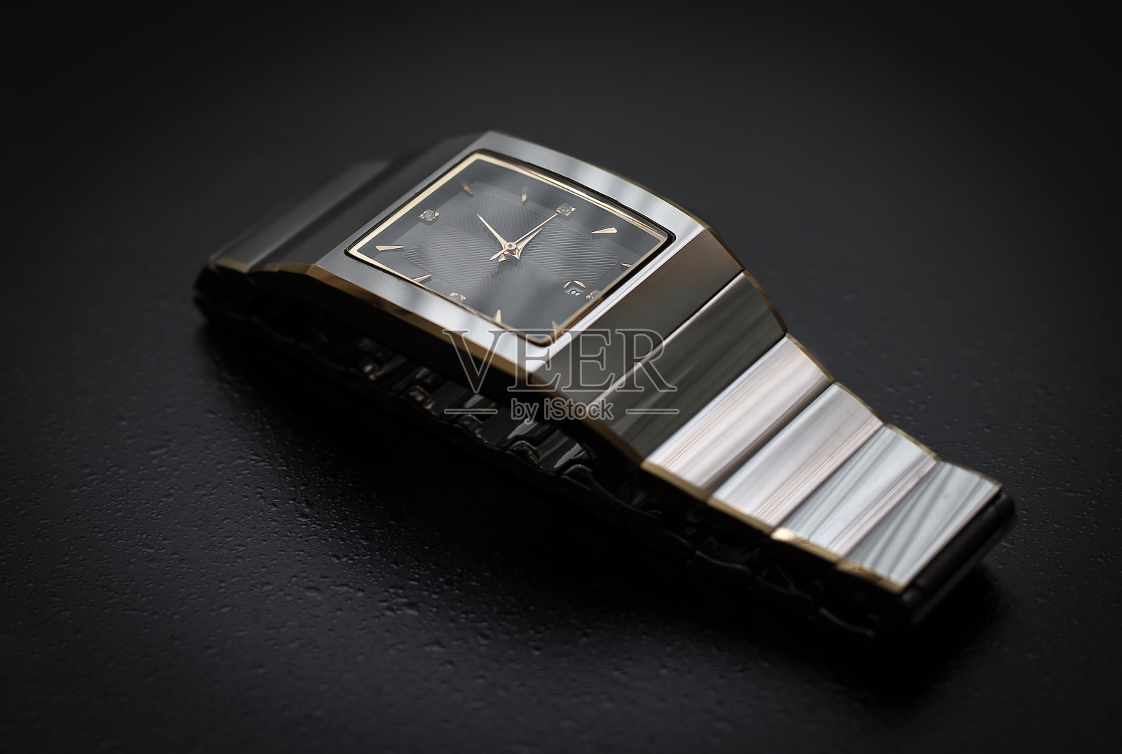 黑色背景的男士手表。照片摄影图片