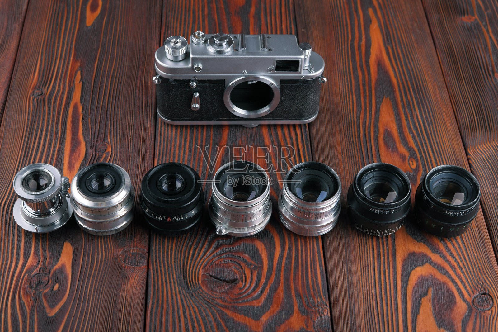 旧相机的旧镜头放在木桌上照片摄影图片