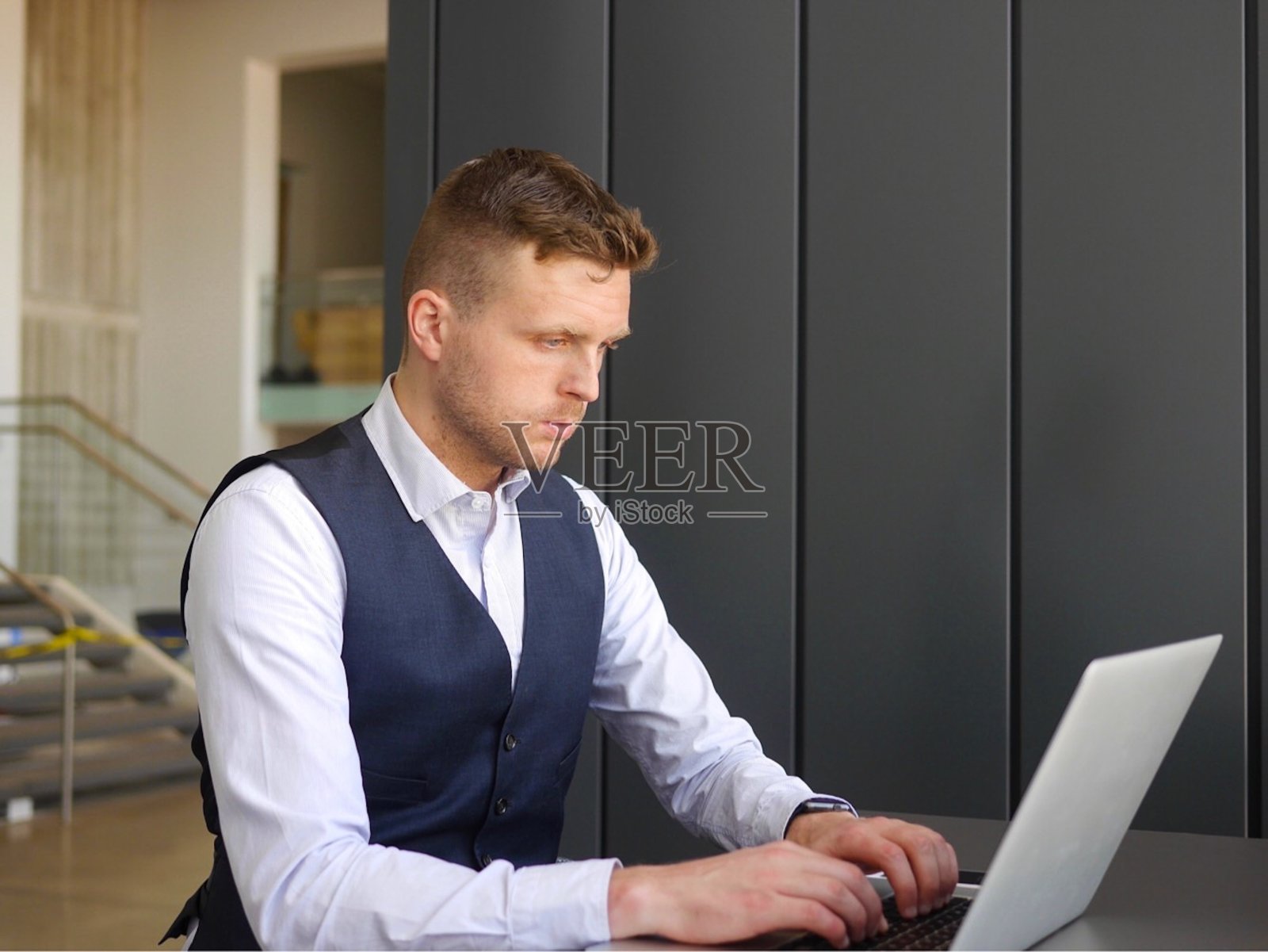 年轻人在笔记本电脑上打字照片摄影图片