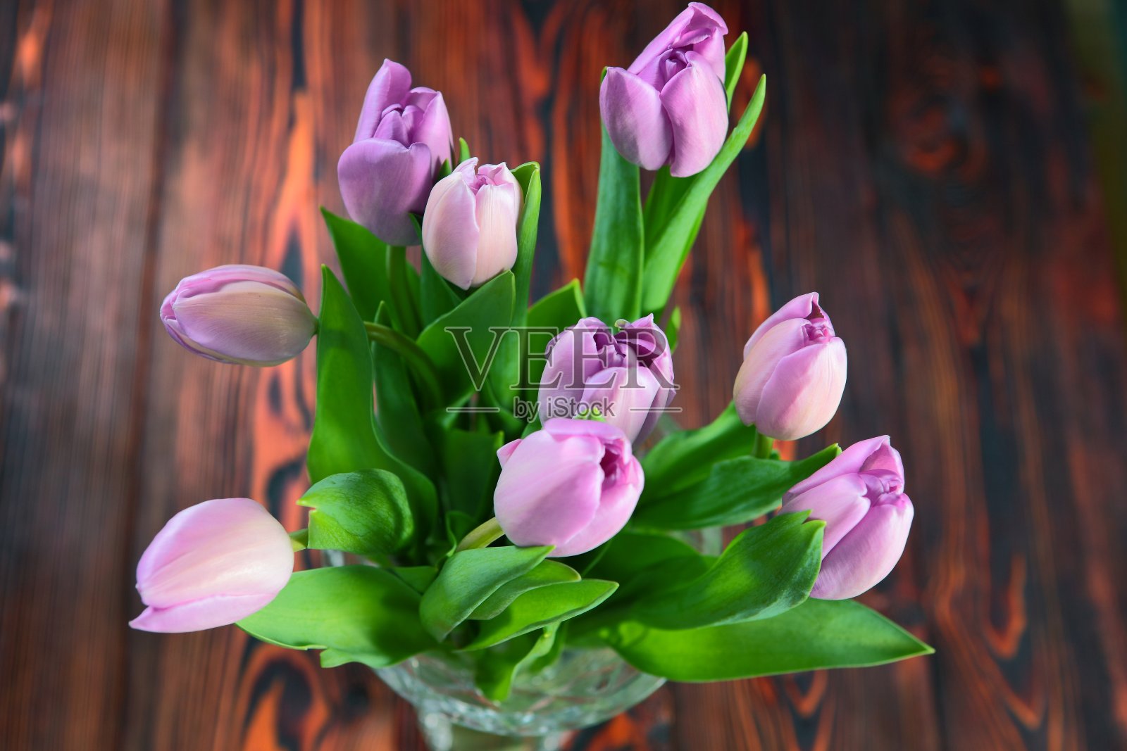 木桌上放着一束郁金香照片摄影图片