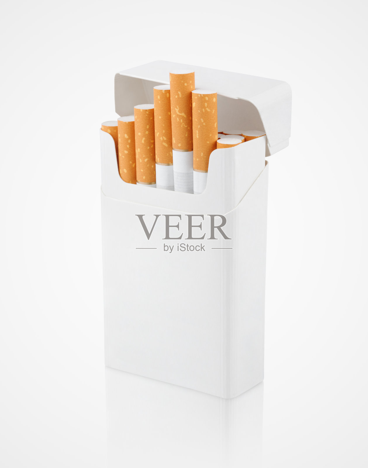 灰色背景上的打开的香烟盒照片摄影图片