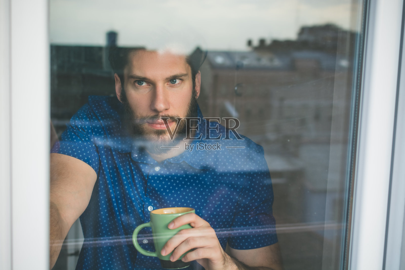 品尝一下清晨的咖啡照片摄影图片