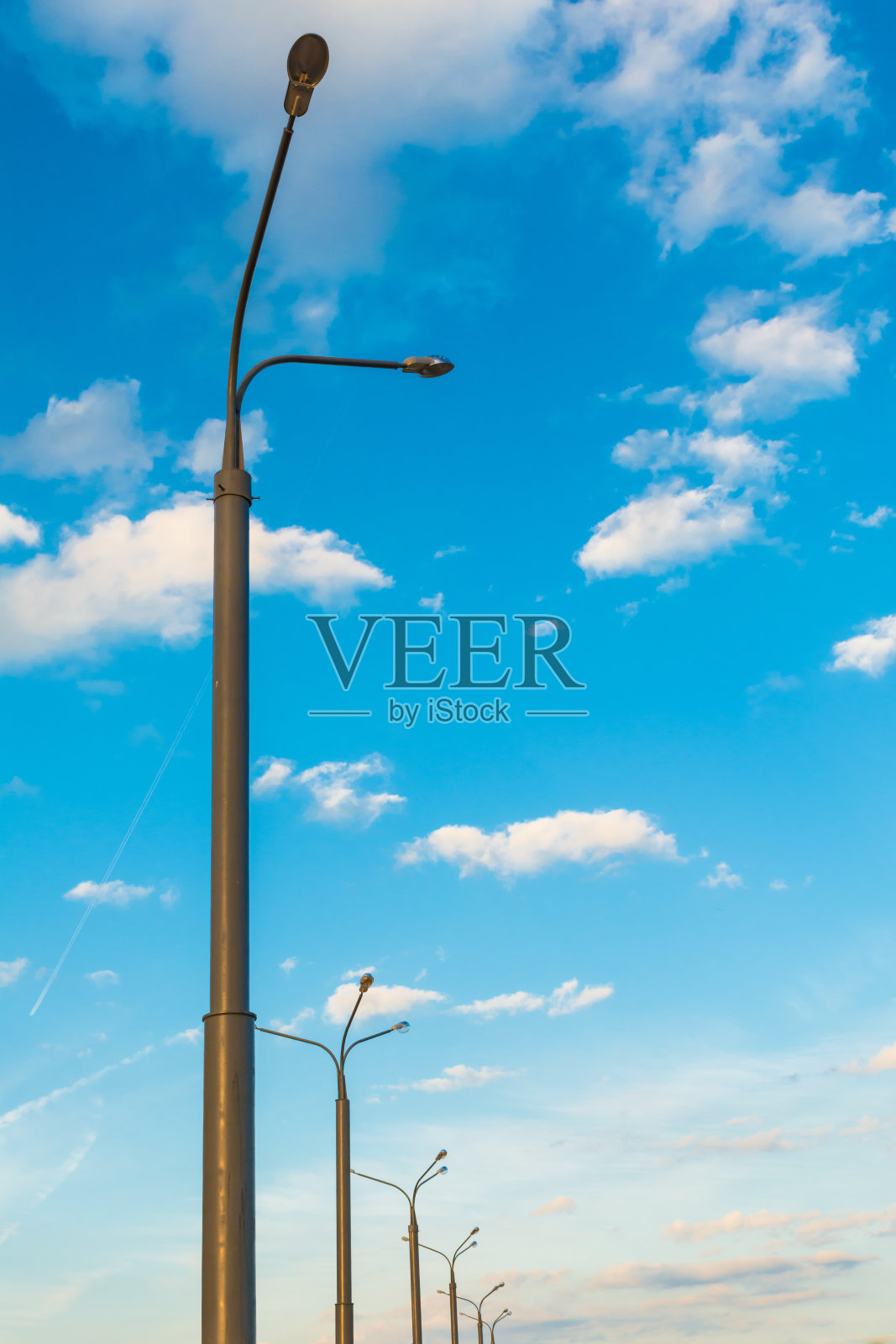 蓝色天空背景上的路灯照片摄影图片