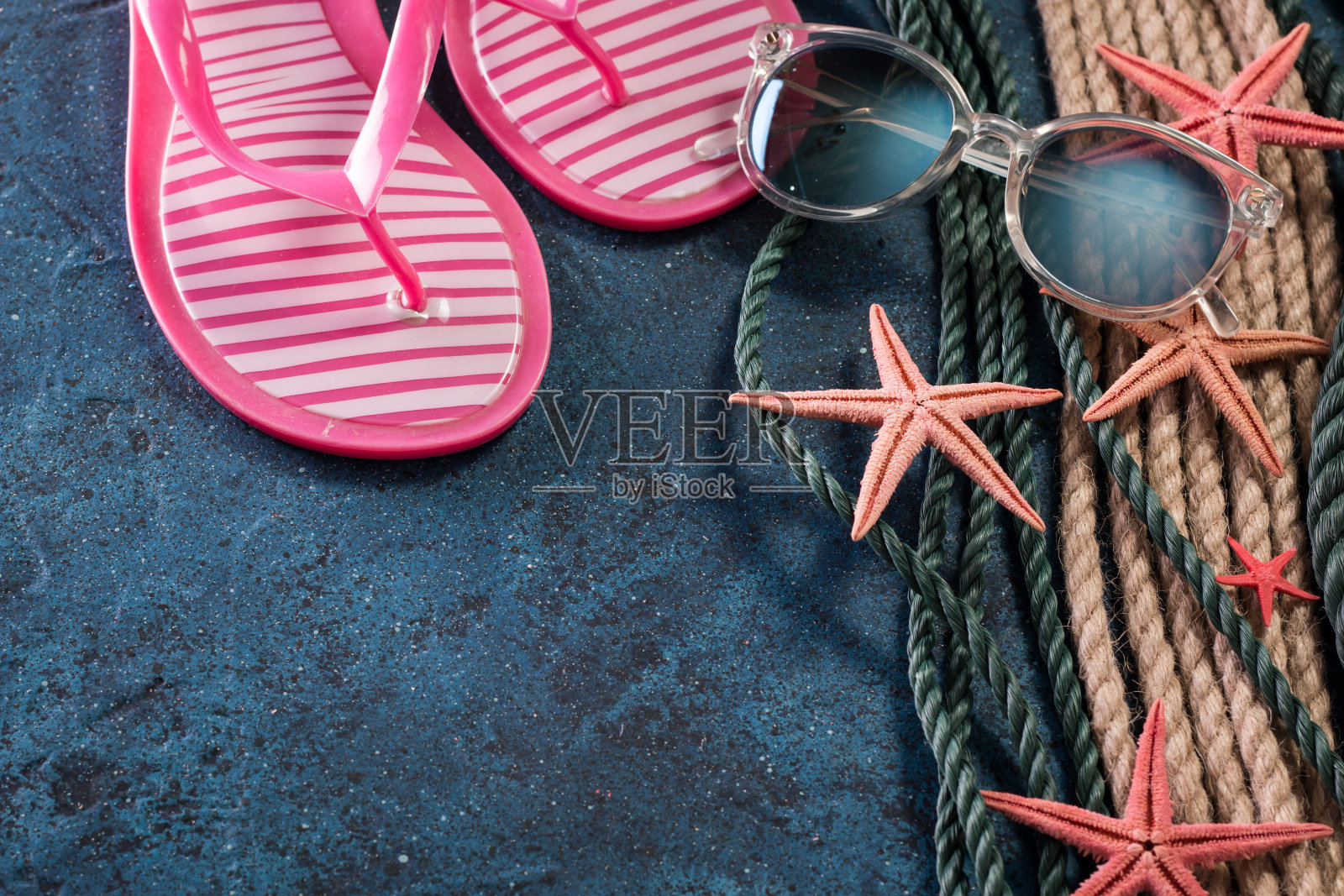 夏天的时候海上度假背景与海星鱼，海洋绳太阳镜上深蓝色的背景照片摄影图片