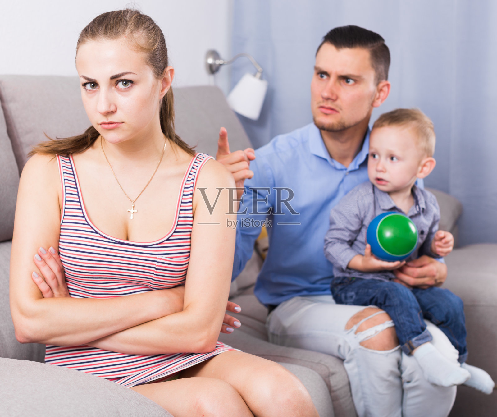 愁眉苦脸的男人和哭着儿子的女人吵了起来照片摄影图片