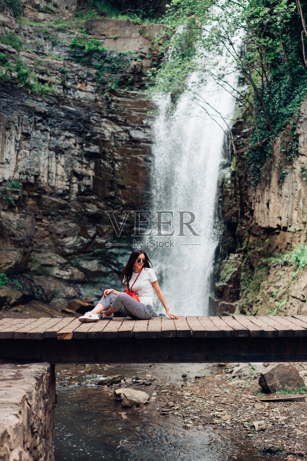 女孩坐在桥上照片摄影图片