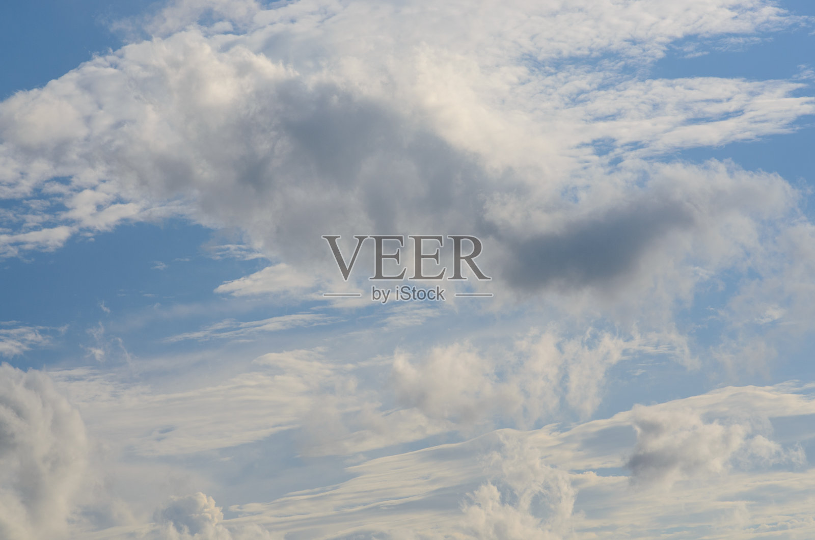 蓝色的天空和云彩作为背景照片摄影图片