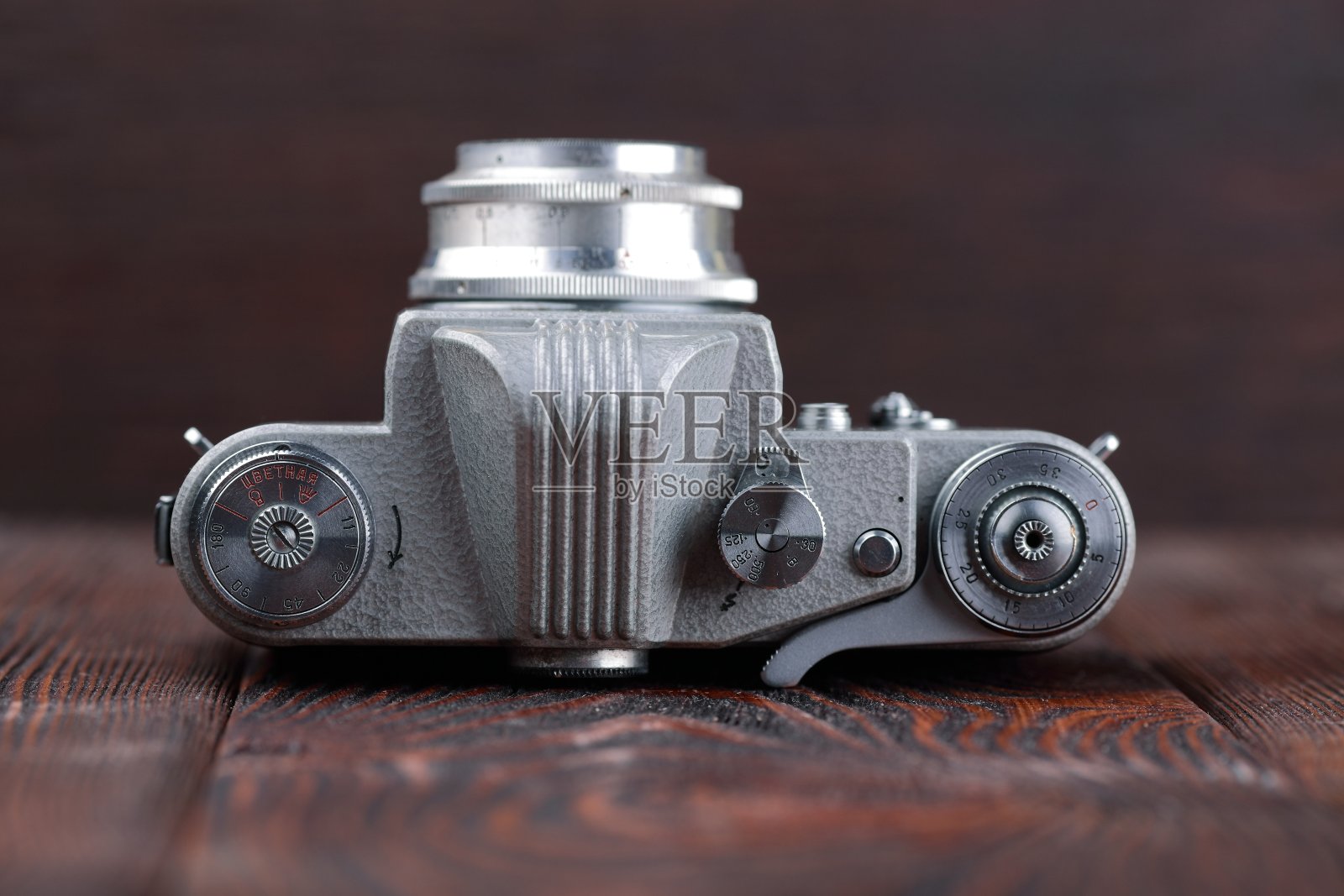 木质背景的老式35毫米单反相机。照片摄影图片