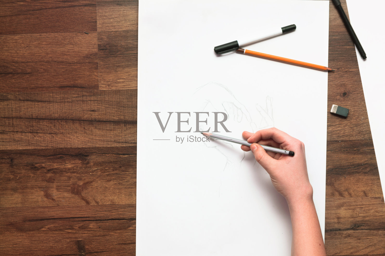 绘画草图平铺展示。画家用铅笔绘画照片摄影图片