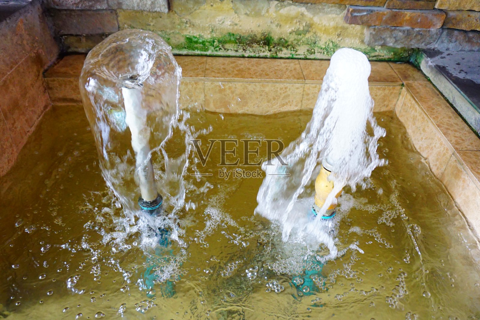 家里的饮水机照片摄影图片