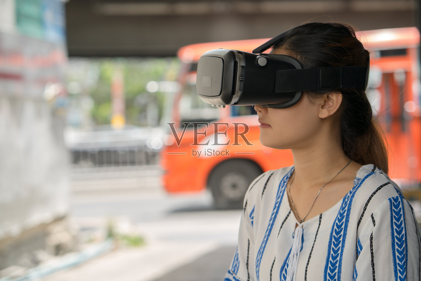 亚洲女性获得使用虚拟现实头盔眼镜的经验。照片摄影图片