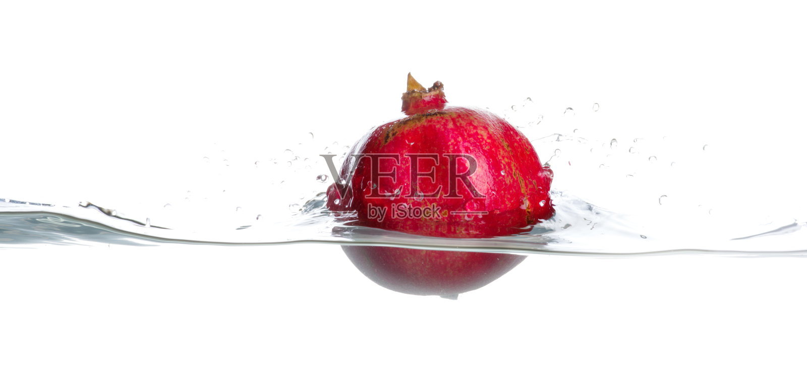 整个和成熟的石榴石在水中。孤立的水平图片上的白色背景照片摄影图片