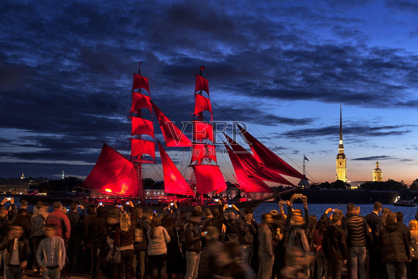 在俄罗斯圣彼得堡的白夜节上，红帆庆典表演照片摄影图片