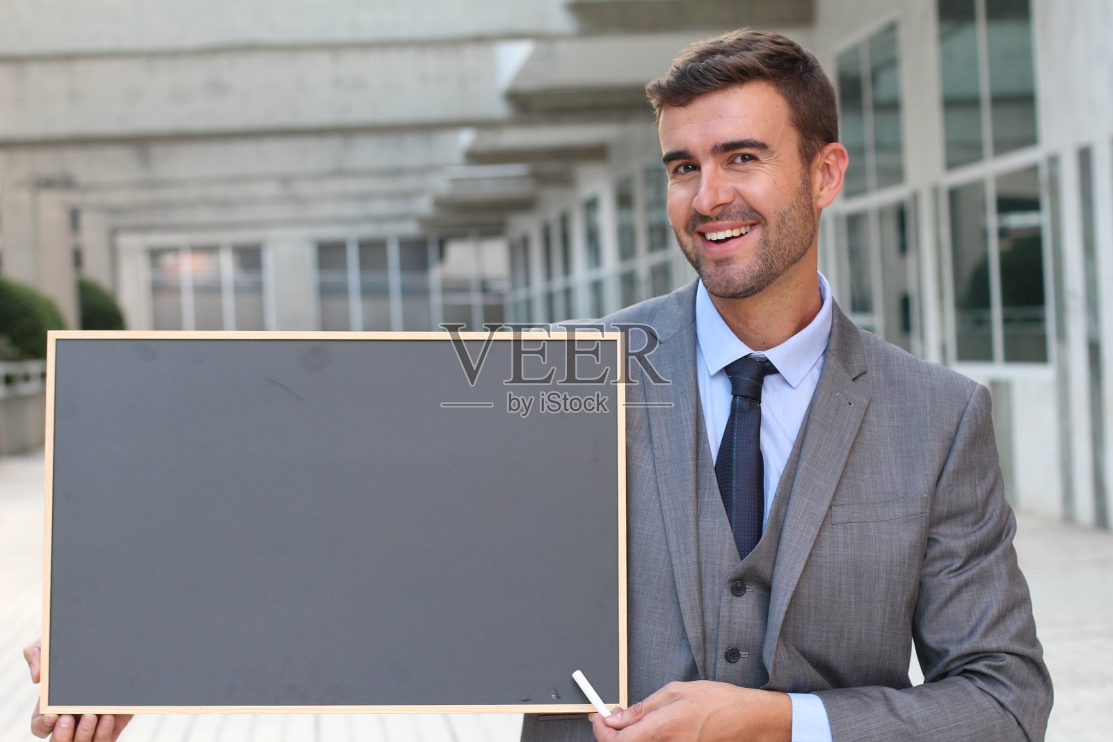 非常可爱的先生举着一个牌子照片摄影图片