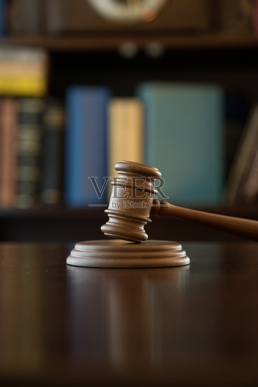 法律与公正概念，法官木槌照片摄影图片