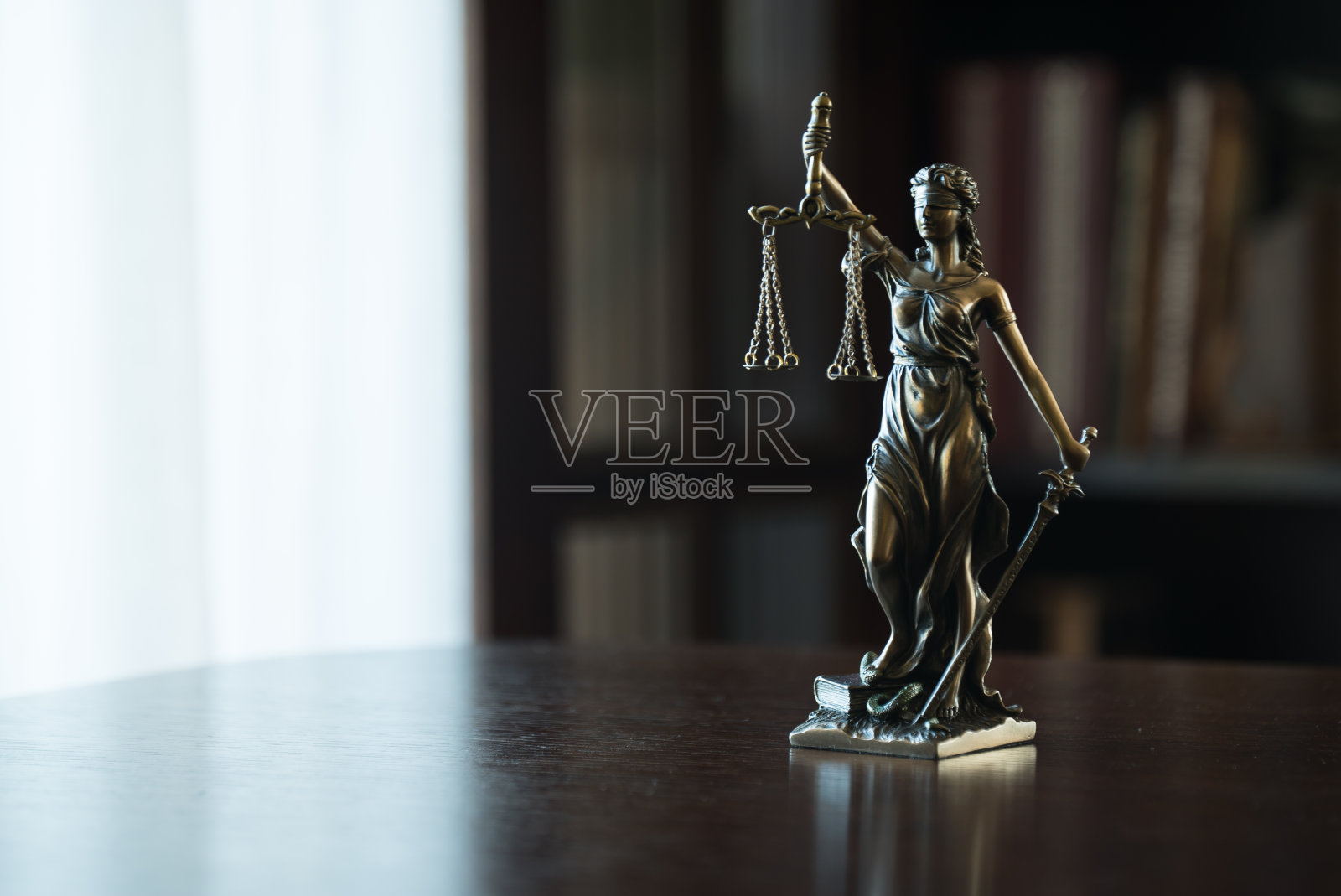 法律概念：正义女神忒弥斯照片摄影图片