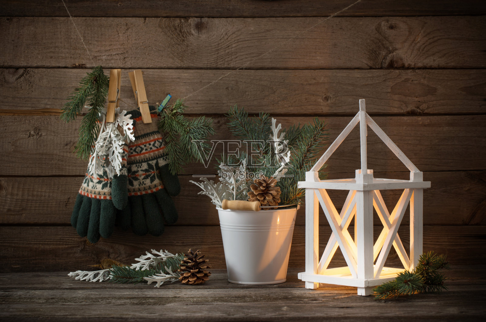 黑色的旧木制背景上的圣诞装饰照片摄影图片