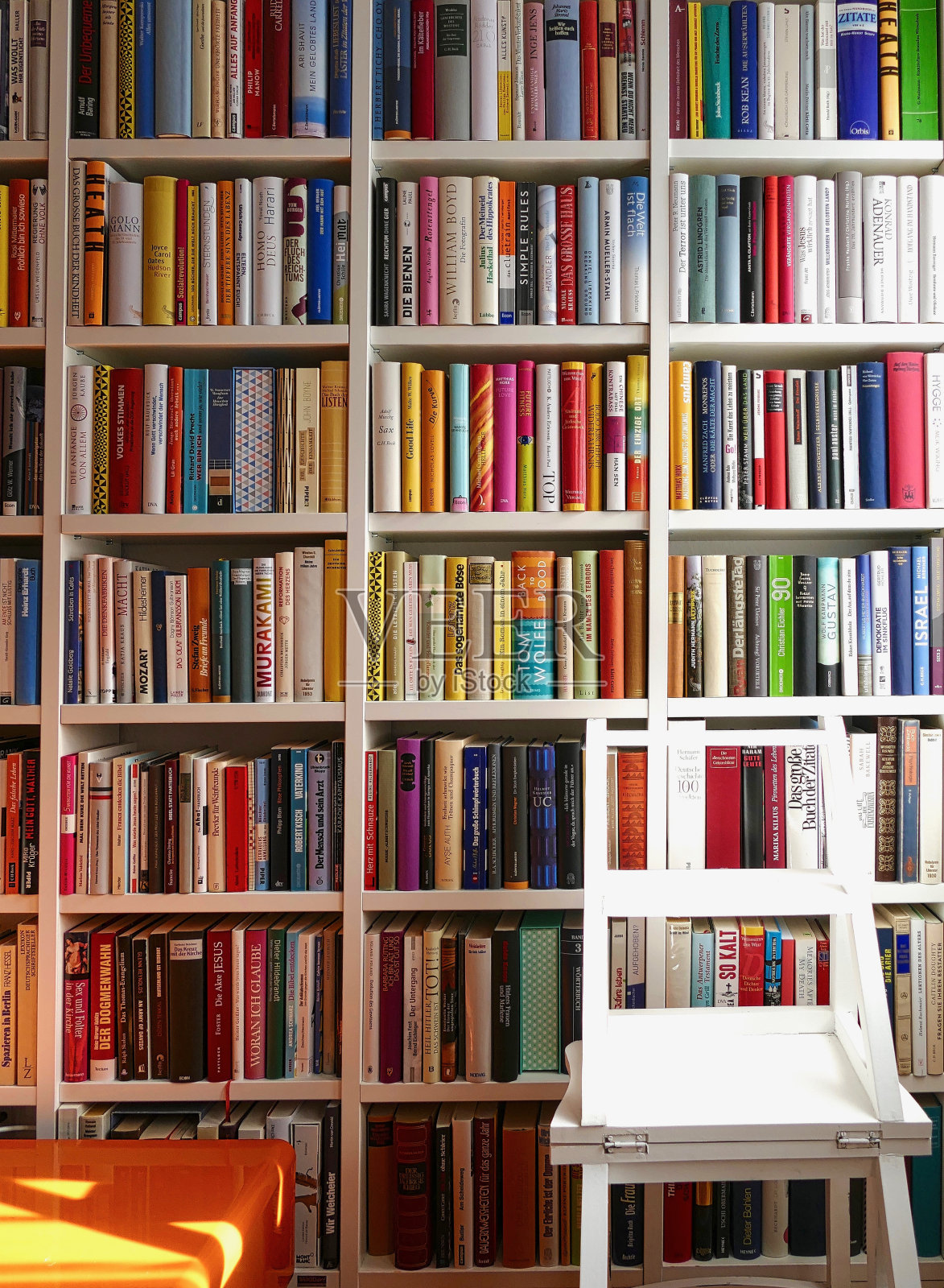 图书馆整理：白色梯子立于书架前照片摄影图片