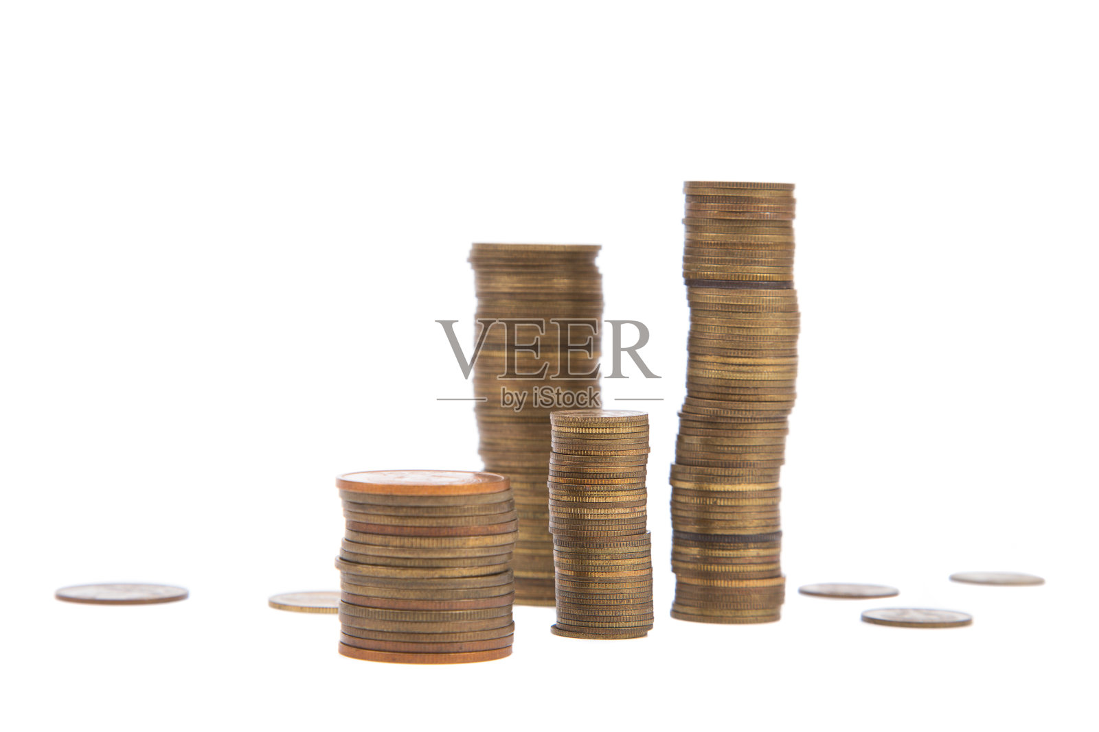 硬币堆在白色的背景上照片摄影图片