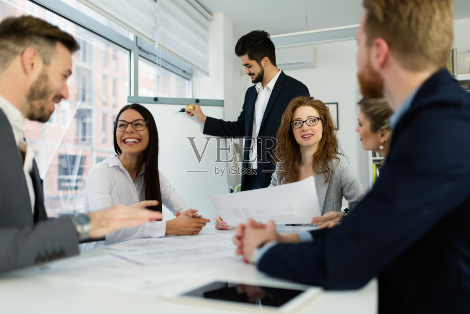 一组建筑师一起工作的项目照片摄影图片