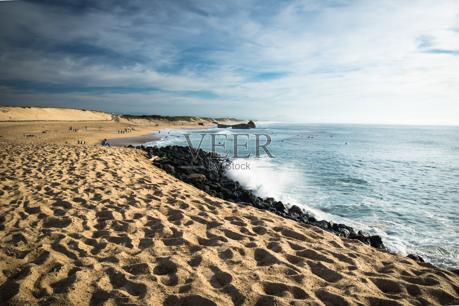 风景优美的大西洋海岸沙滩，蓝天下的海浪，卡布雷顿，法国照片摄影图片