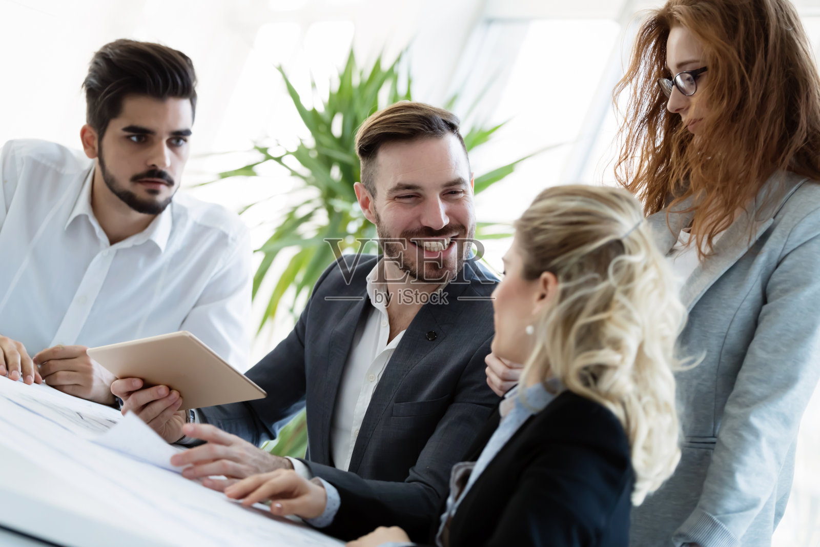 一组建筑师一起工作的项目照片摄影图片