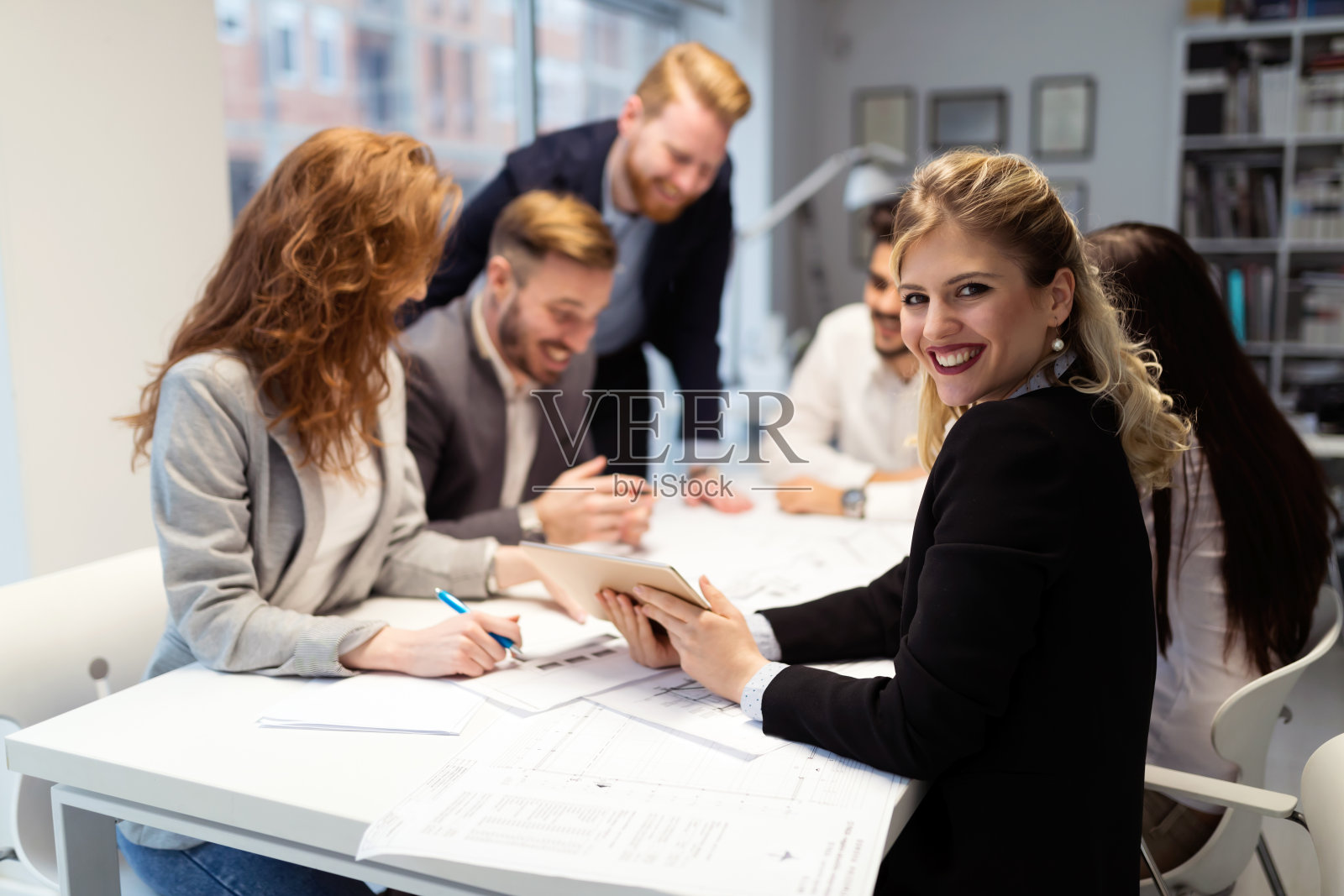 年轻女建筑师见面时的肖像照片摄影图片