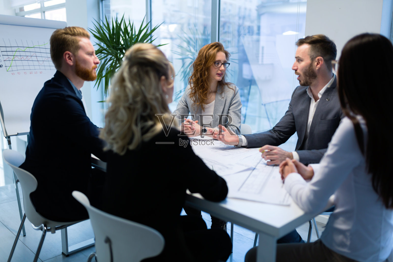 一组建筑师一起工作的项目照片摄影图片