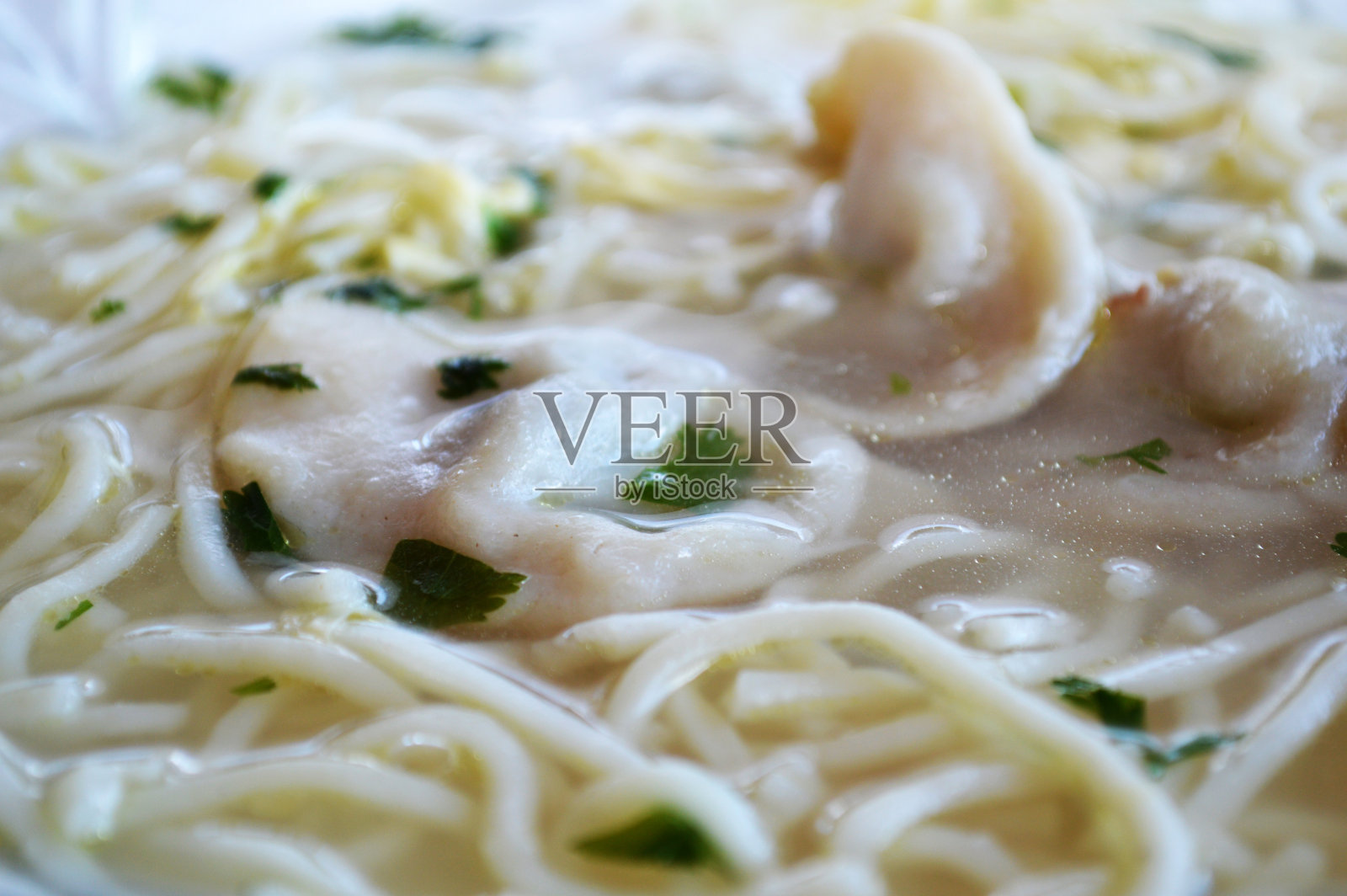 中国家庭自制的汤料，用van tan mine或水饺照片摄影图片