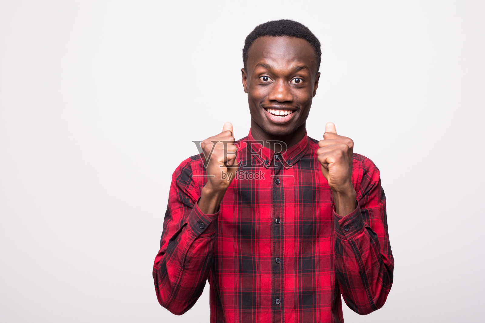 年轻酷的黑人男子庆祝标志上的白色背景照片摄影图片