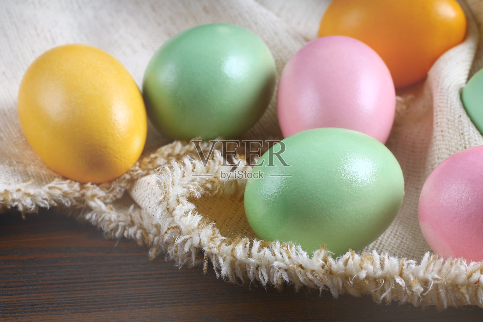 彩色的鸡蛋在木制背景上排成一排照片摄影图片