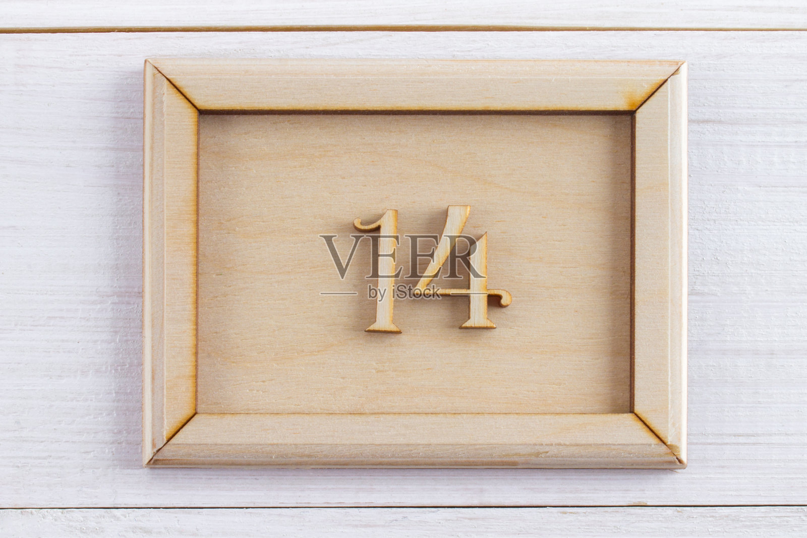 白色泰迪熊拿着心形盘子。2月14日的概念。照片摄影图片