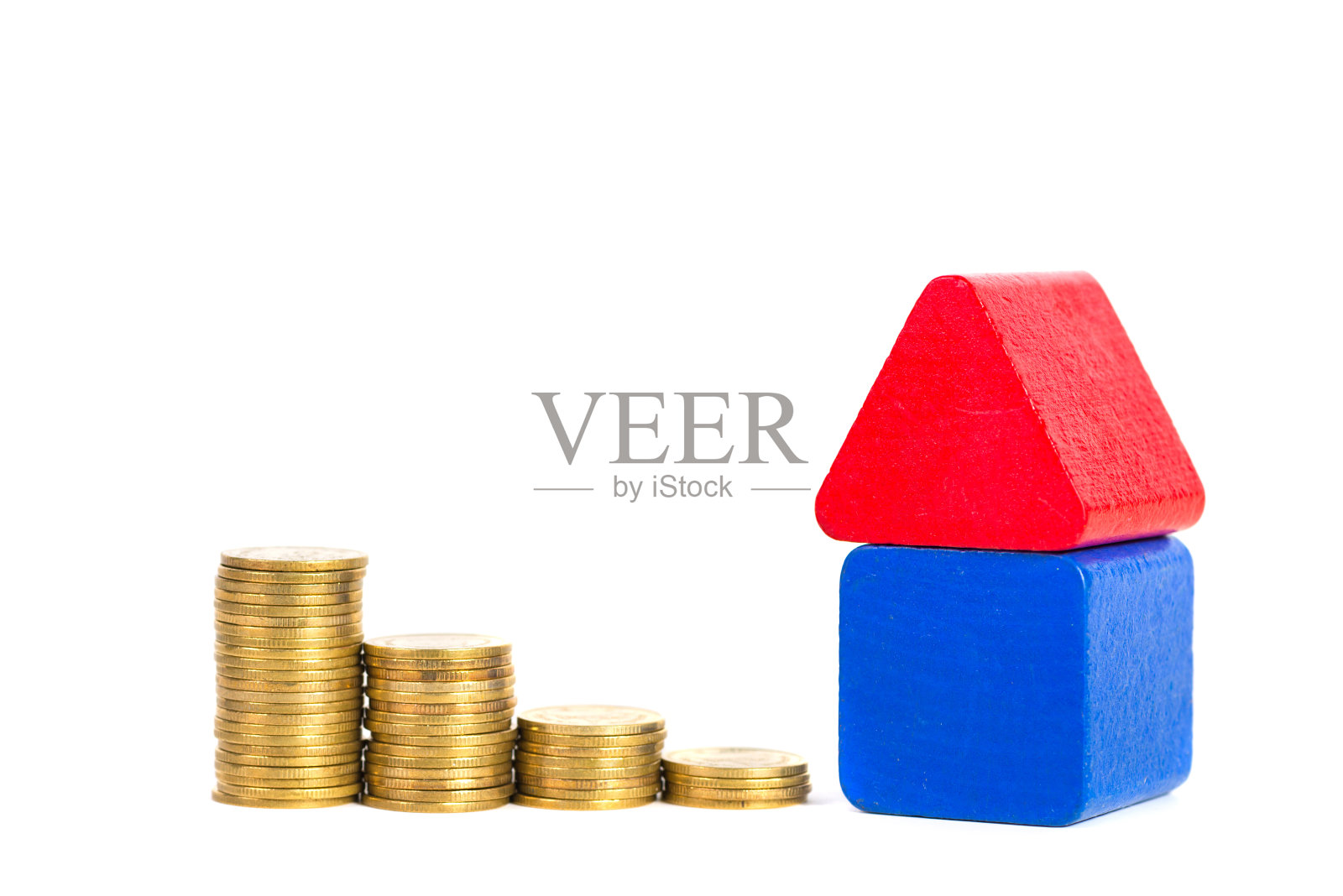 模型房以木质形式与台阶硬币堆砌孤立在白色背景上，房地产投资和储蓄银行资金的概念。照片摄影图片