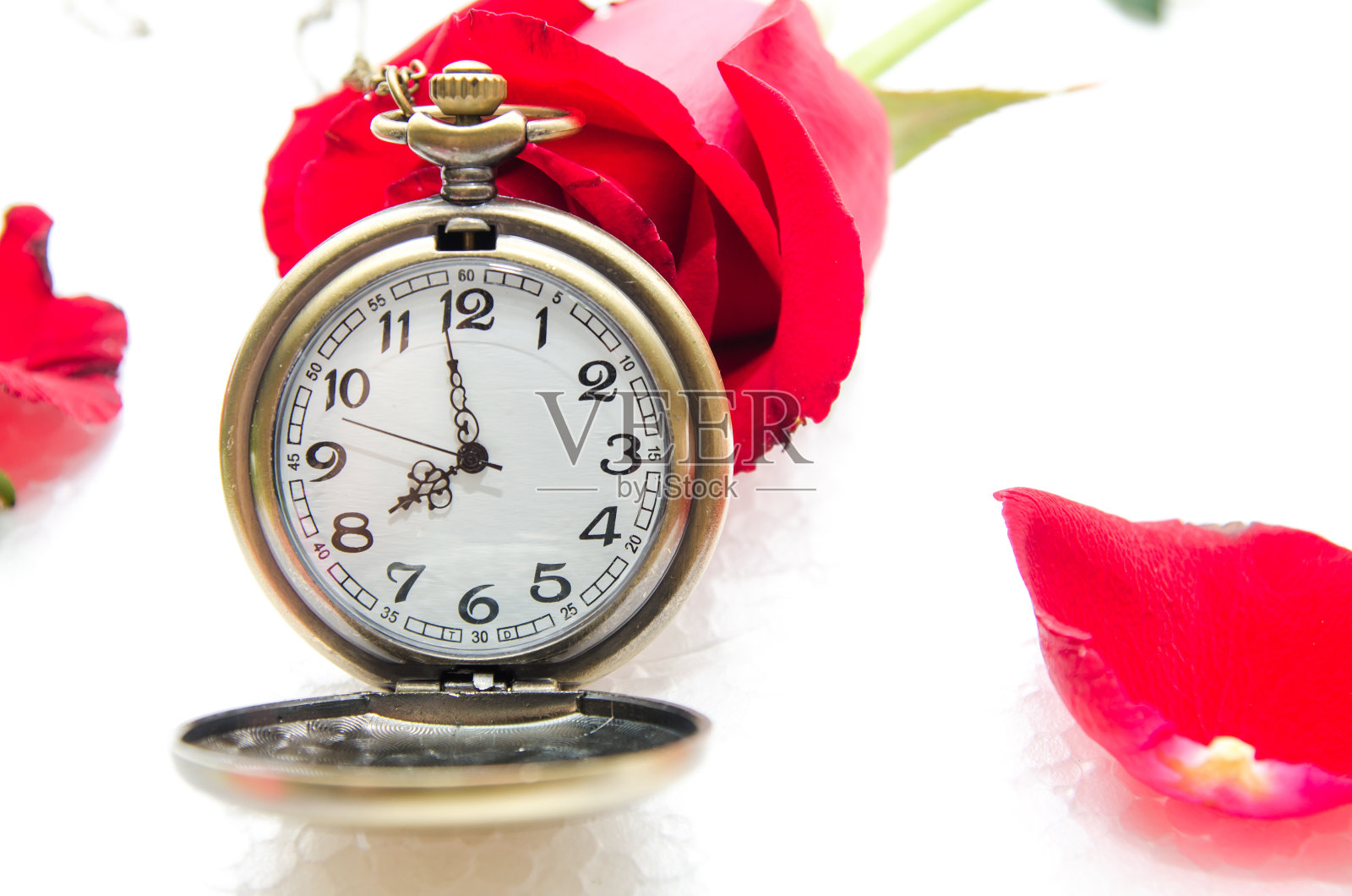 红玫瑰，怀表，餐巾上绣着十字照片摄影图片