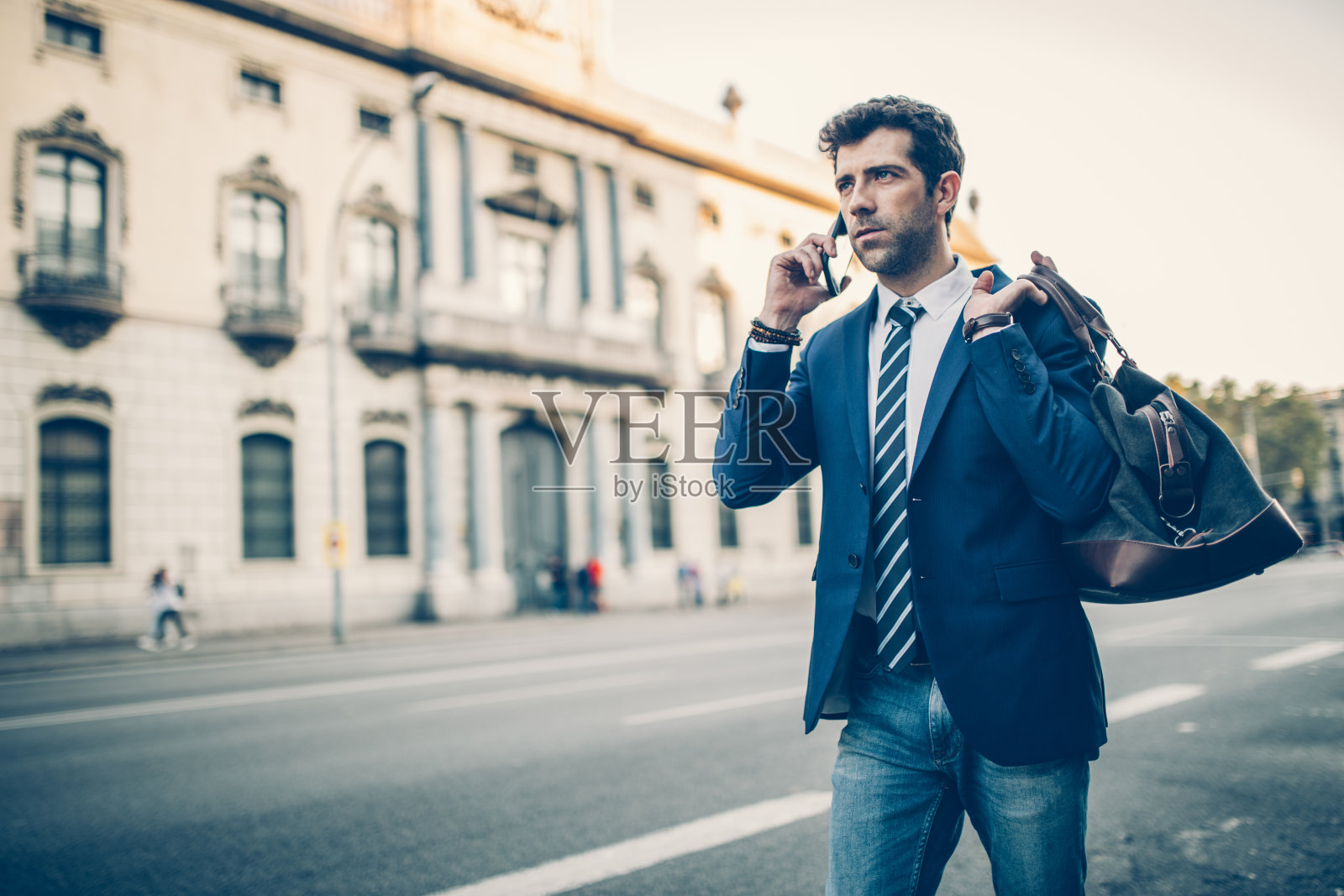 在城市街道上忙碌的人照片摄影图片
