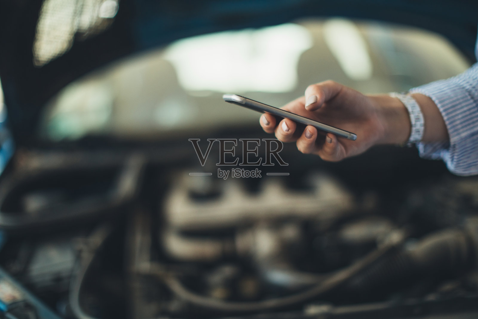 打电话寻求帮助照片摄影图片