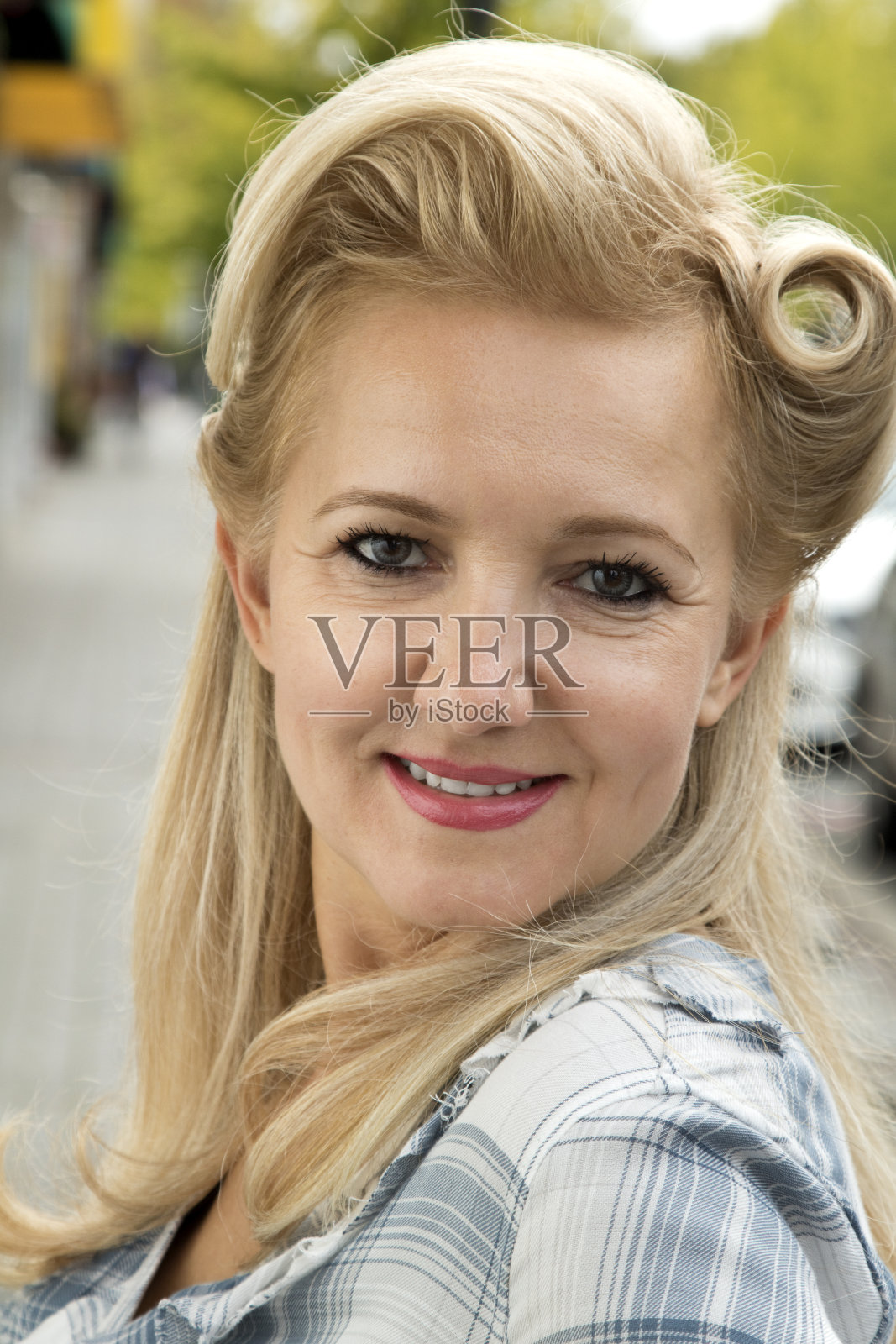 留着复古发型的女人直视着镜头。街上的大头照。照片摄影图片