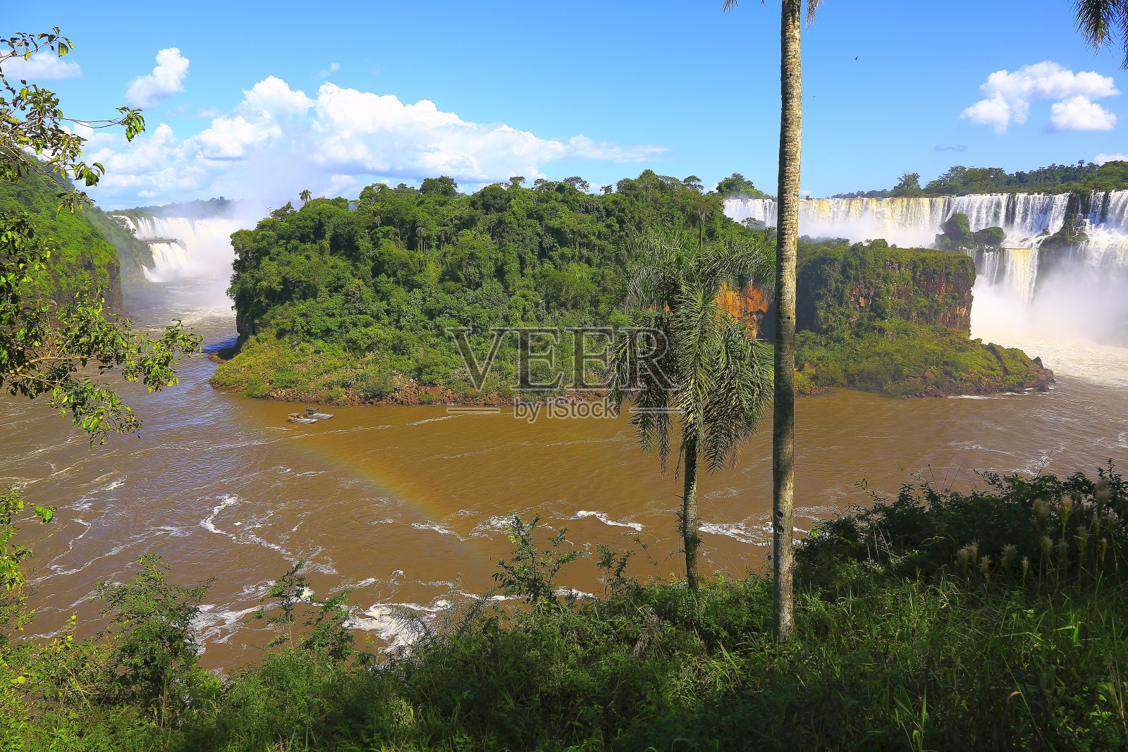令人印象深刻的伊瓜苏瀑布景观从阿根廷一侧，在自然景观中引人注目的美丽-田园般的魔鬼的喉咙-巴西Foz do Iguacu，巴拉那，伊瓜苏港，米塞内斯和巴拉圭的国际边界-南美照片摄影图片