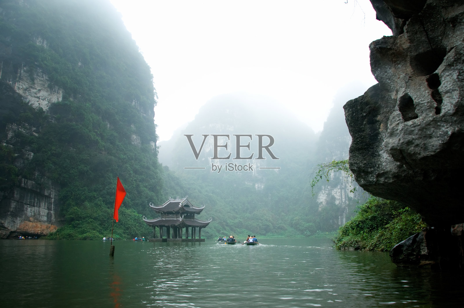 越南宁平的董安。川安是联合国教科文组织的世界遗产，因其船洞游而闻名。这是越南的下龙湾。照片摄影图片