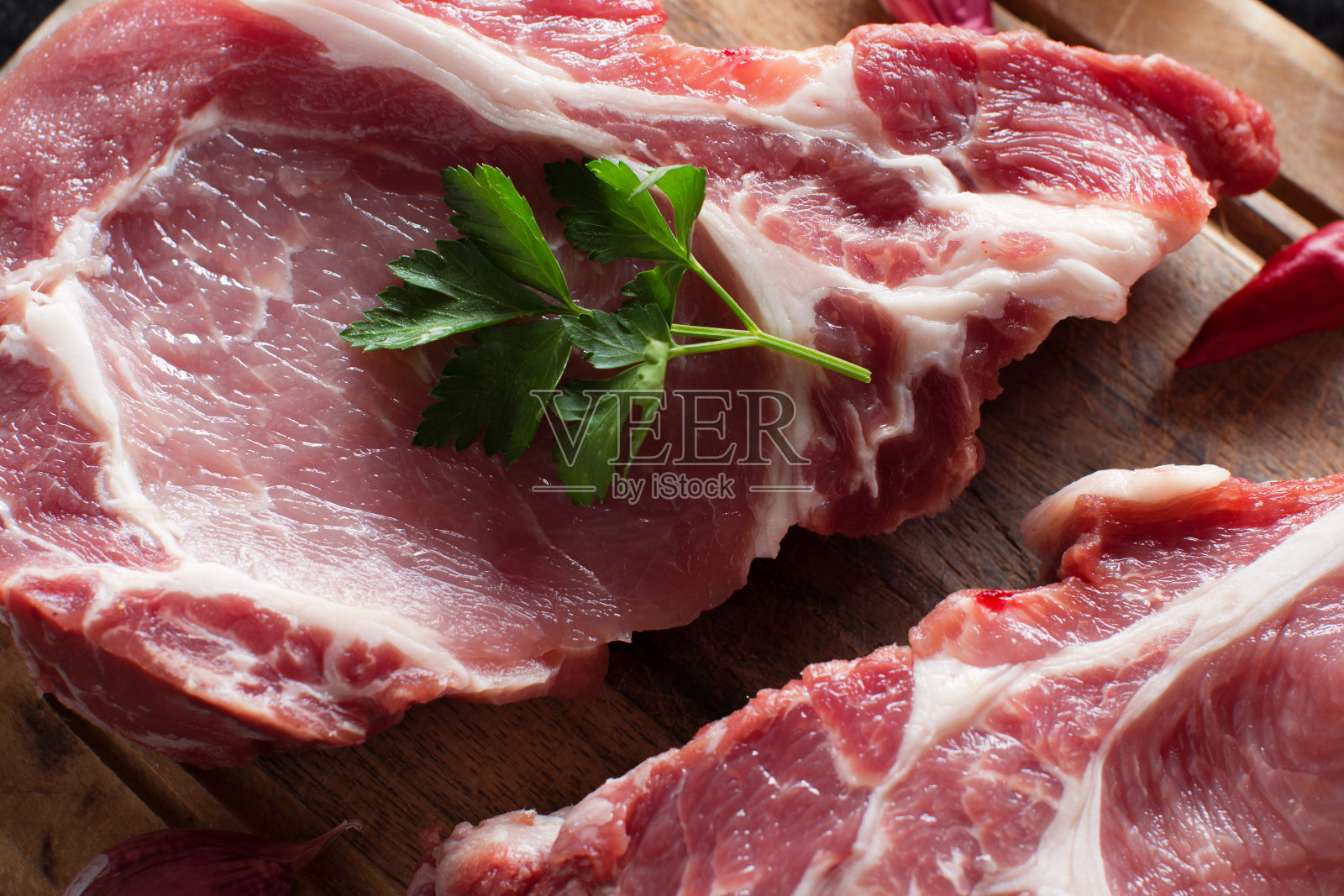 生猪肉牛排照片摄影图片