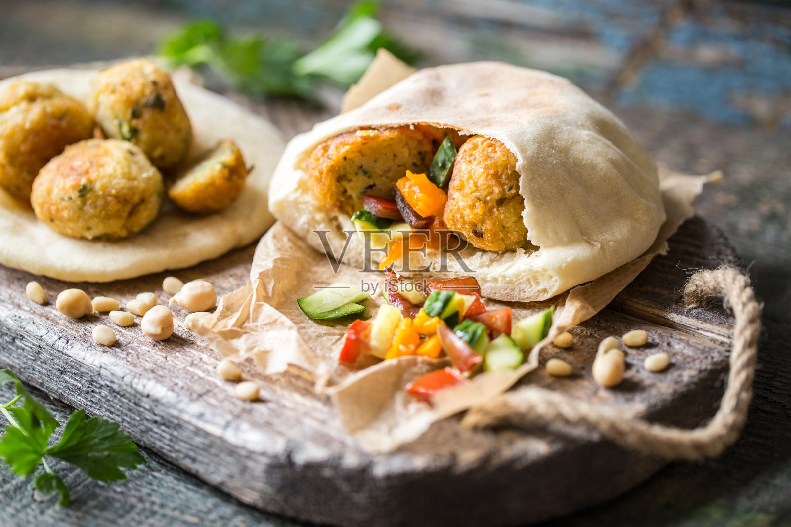 素食鹰嘴豆炸鹰嘴豆丸子配皮塔饼和松饼照片摄影图片