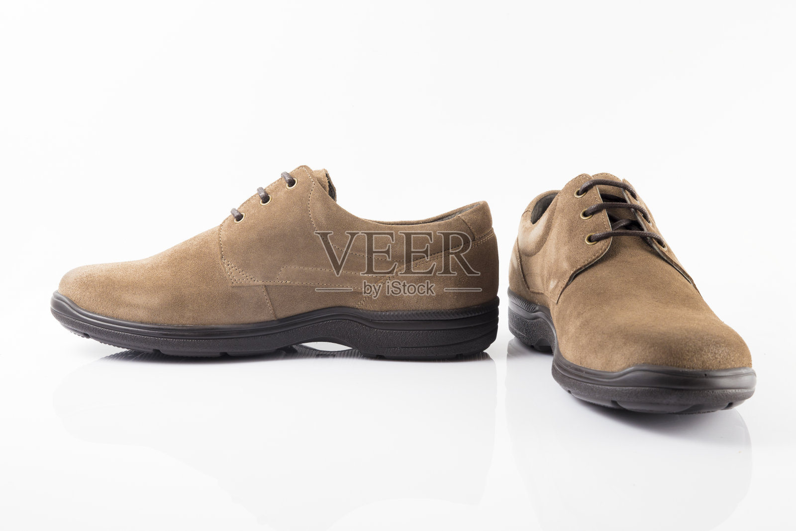 白色背景上的棕色男皮鞋照片摄影图片